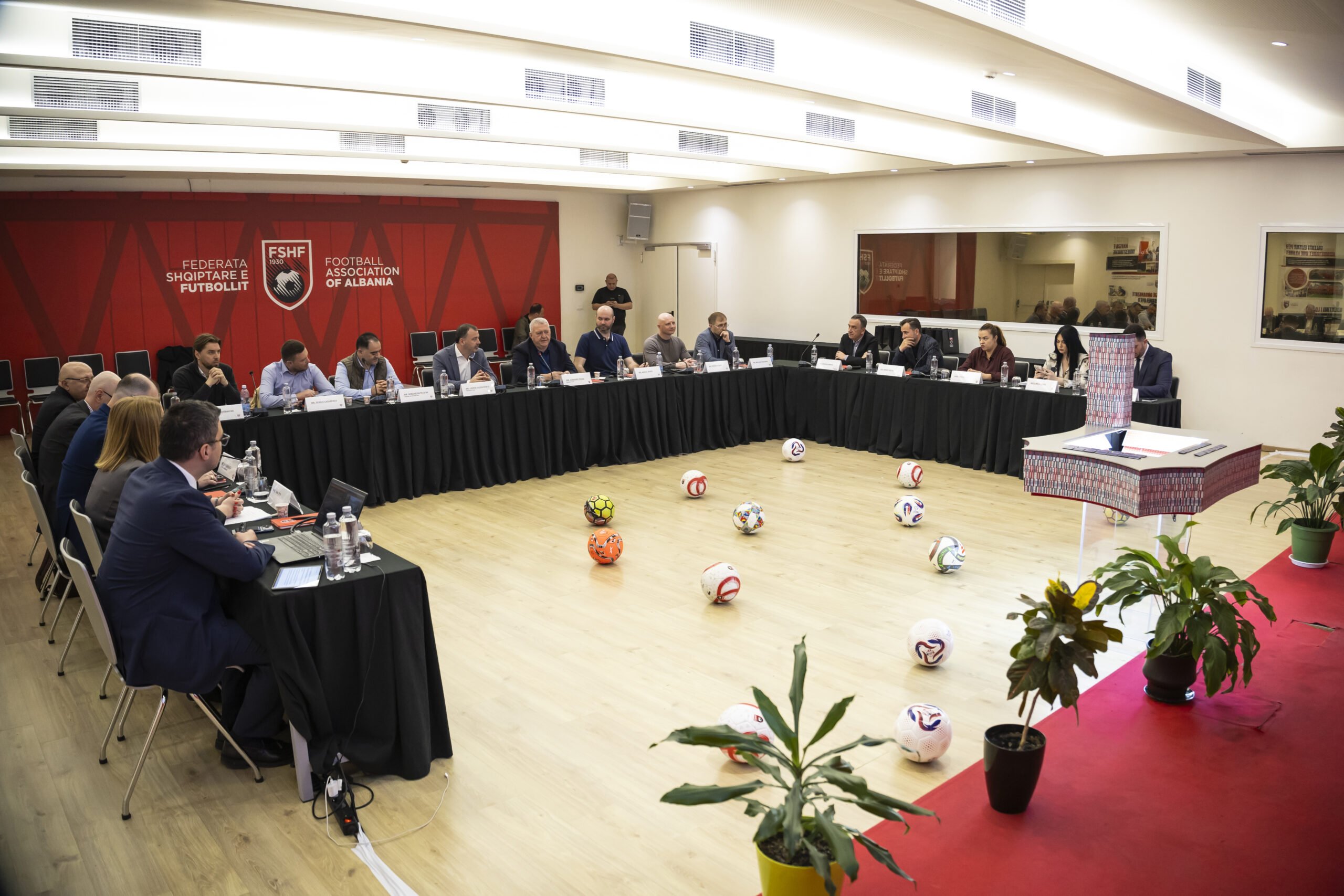 FSHF dhe Presidenti Duka prezantojnë projektin e stadiumit para delegacionit moldav