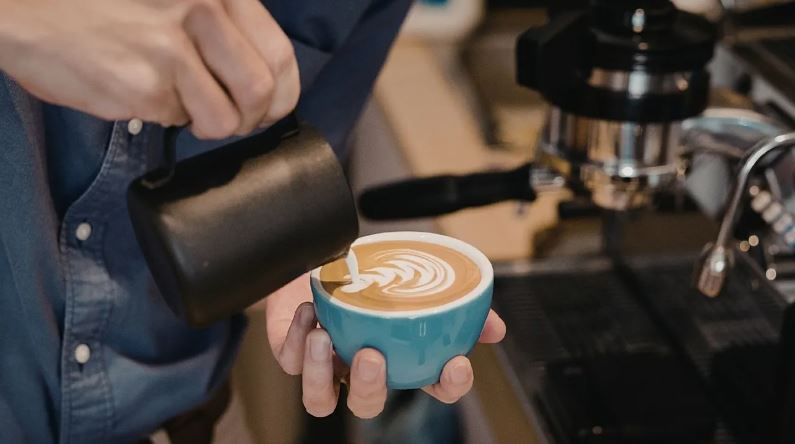 Dy deri në tre filxhanë kafe në ditë ulin çrregullimet e shëndetit mendor, zbulon studimi