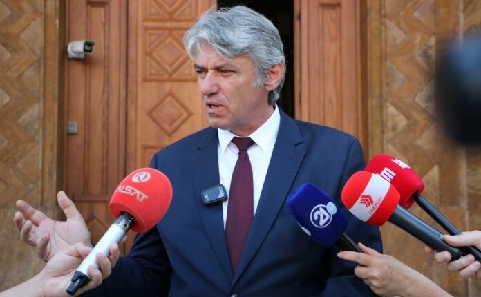 Sela: Në Qeveri, presidencë dhe ministri gjuha shqipe zbatim 0%, në Kuvend gjithçka fal deputetëve tanë