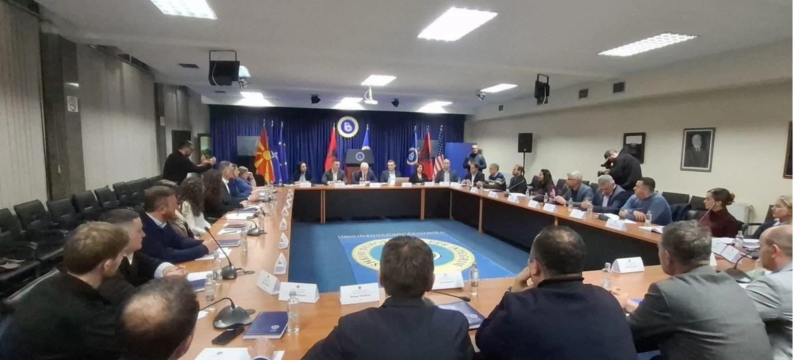 BDI: 1,000 euro në muaj për aktivist nga jashtë Çairit, ndërsa edukatoret pa 100 euro për gjashtë muaj