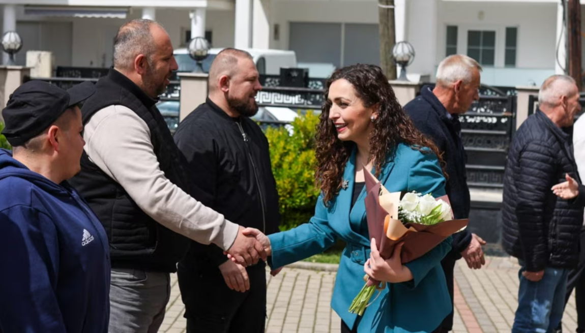 “Profili ndryshe” që mund ta trazojë skenën politike: Vjosa Osmani në terren