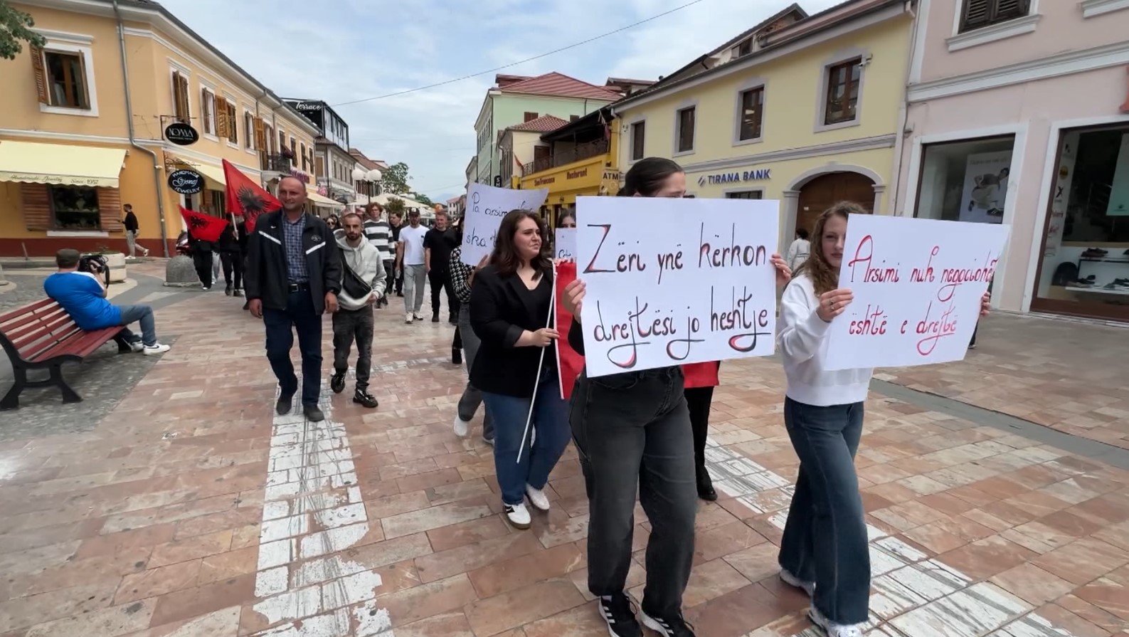 Qytetarët e Shkodrës solidarizohen me kërkesat e studentëve për provime në shqip