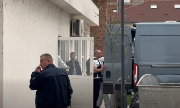 ​Vdekja e babait dhe dy fëmijëve nga zjarri në Malishevë, trupat e viktimave dërgohen në IML