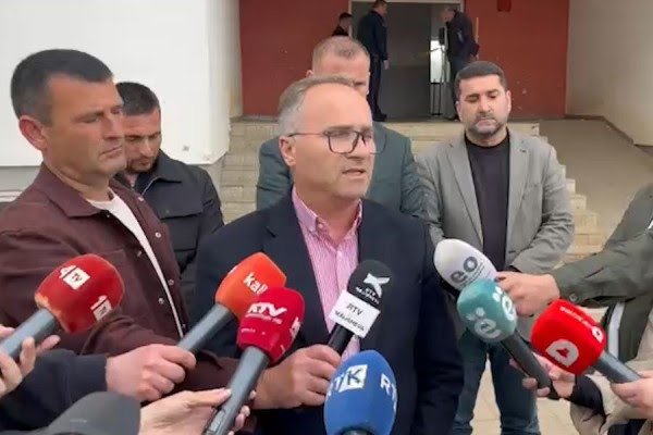 ​Tragjedia në Malishevë, po hetohen shkaqet, stafi mjekësor dyshon se babai me dy fëmijë vdiqën nga asfiksimi pas zjarrit