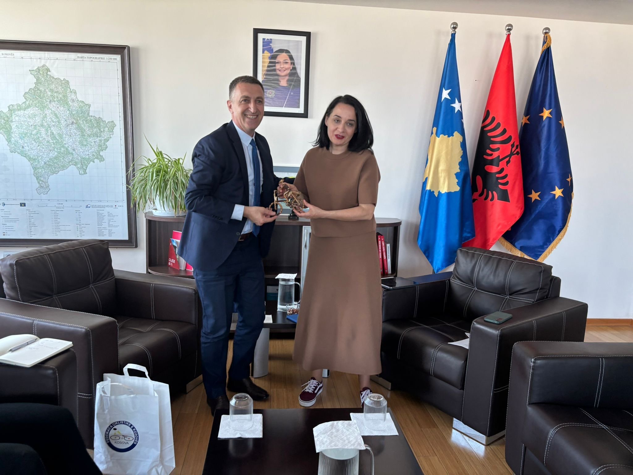Takim i rëndësishëm me ministren Fitore Pacolli për organizimin e Kampionatit Ballkanik të çiklizmit