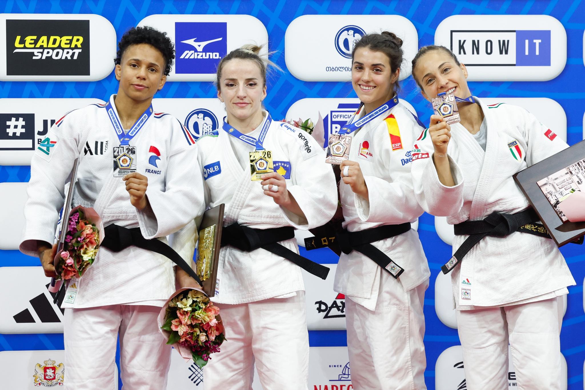 Distria e Art&euml;! Fotografi nga podiumi i kategoris&euml; -52kg n&euml; Kampionatin Evropian p&euml;r Senior 2026 n&euml; Tbilisi, Gjeorgji! /...