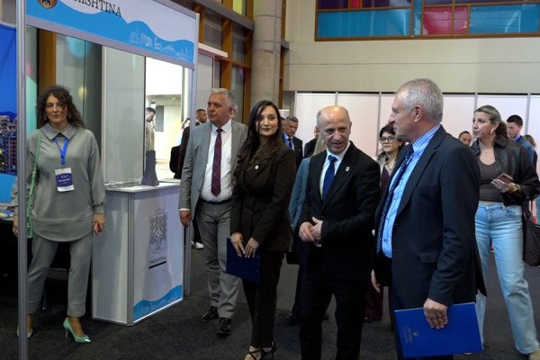 Ulqini dhe Tuzi synojnë turistët nga Kosova me oferta konkurruese dhe risi verore