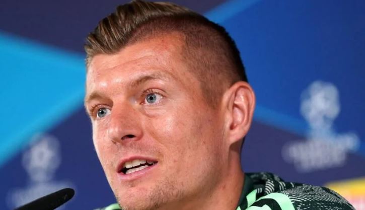 Toni Kroos lavdëron Barçën