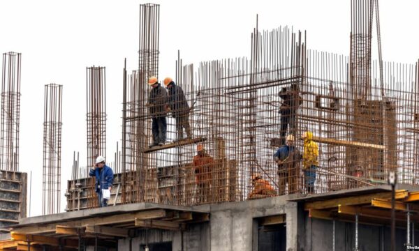 Një punëtor në Ferizaj bie nga kati i dytë, dërgohet në QKUK