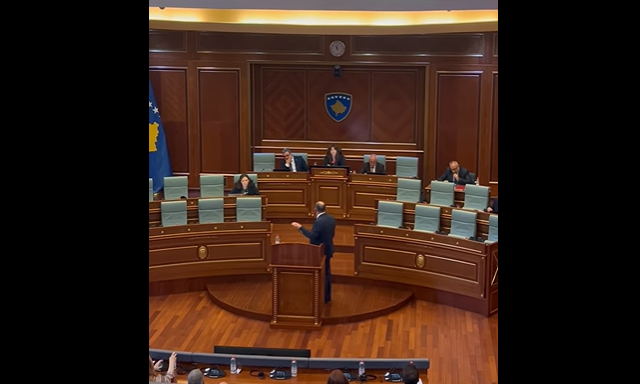 “Ulu në vend, s’ta jap fjalën”, përplasje mes Albulena Haxhiut dhe Ferat Shalës 