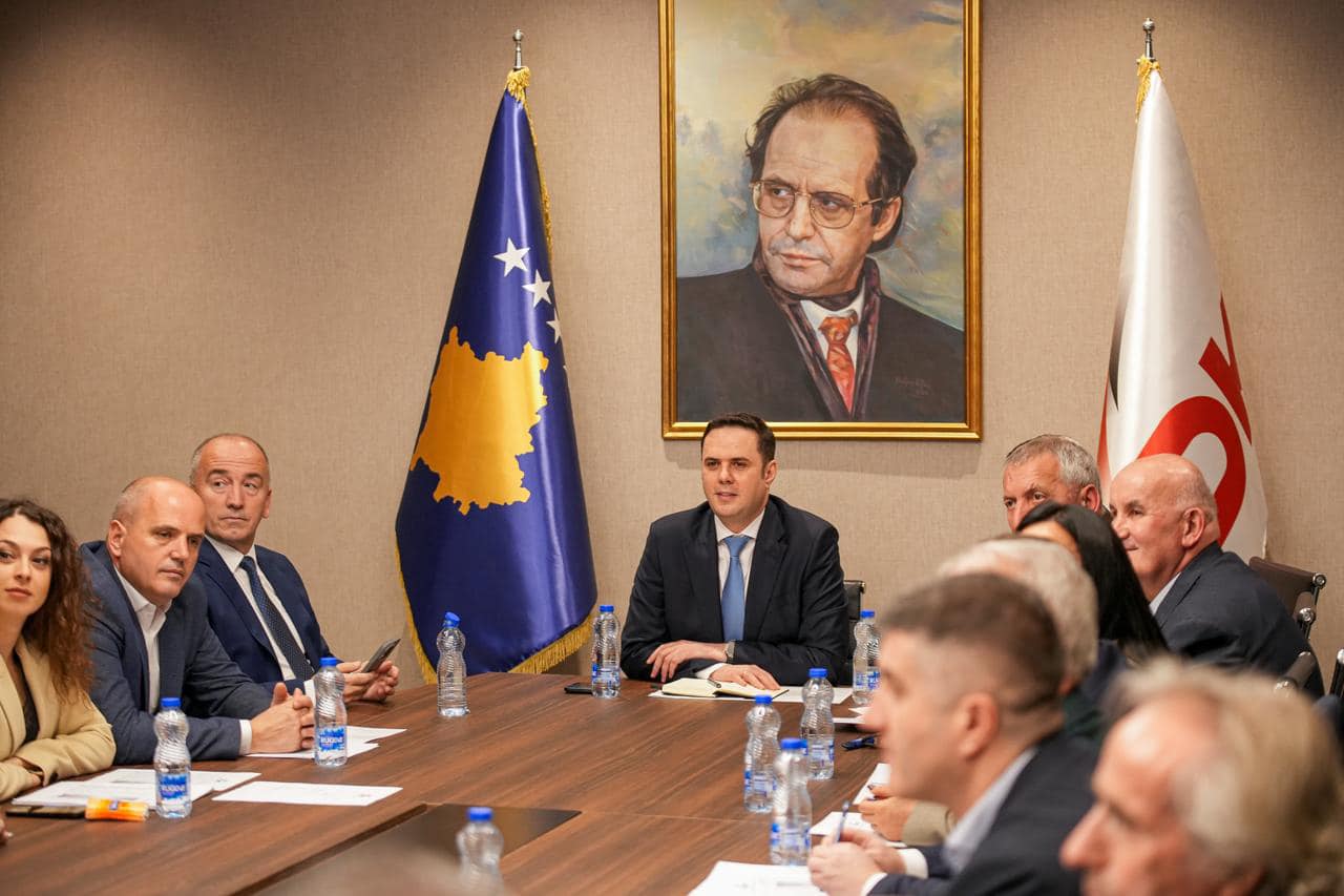 LDK në krizë të thellë: Zeqiraj akuzon për “çmontim të rugovizmit” dhe kapje të partisë