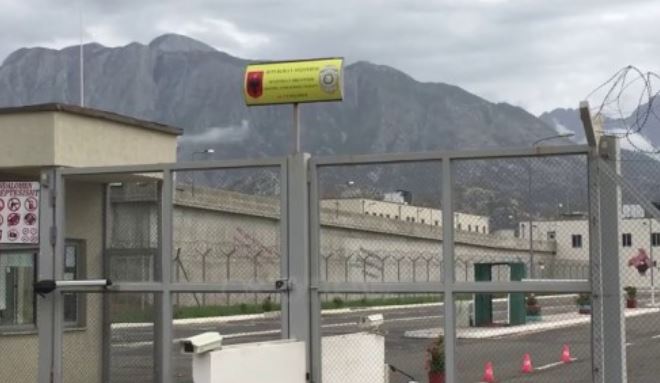 Operacion blic në burgun e Peqinit/ Sekuestrohen sende të ndaluara, transferohen dy të dënuar me rrezikshmëri të lartë