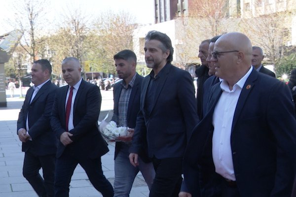 ​Prishtina nderon dëshmorët, Zahir Pajaziti në qendër të përkujtimit