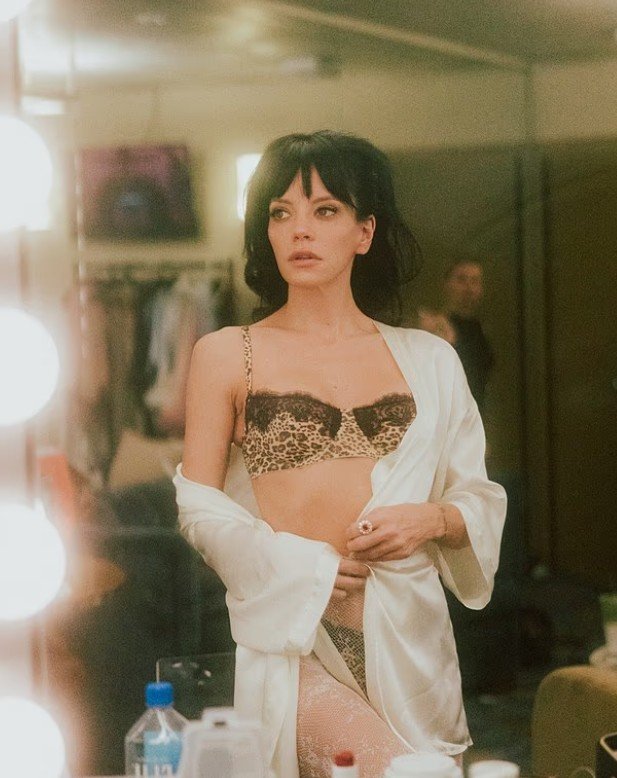 Lily Allen shfaq figurën e saj të jashtëzakonshme në një set të të brendshmeve tërheqëse me print leopardi