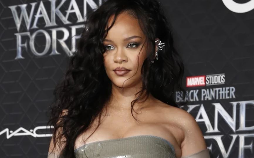 Raportuan se është shtatzënë, Rihanna komenton lajmet me ironi: A është bebja në barkun tim?
