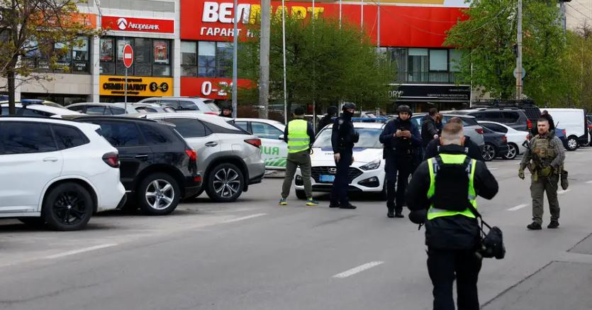 Të shtëna me armë në një qendër tregtare në Kiev, raportohet për viktima dhe të plagosur