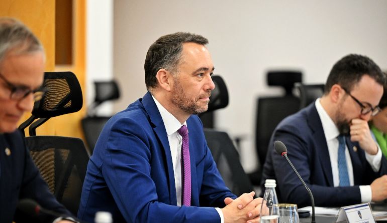 Ministri belg pas vizitës në Kosovë: E inkurajoj vendin të gjejë zgjidhje për bllokadën institucionale