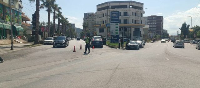 Aksident në hyrje të Lushnjes/ Makina përplas biçikletën pranë rrethrrotullimit të trenit, i riu në spital