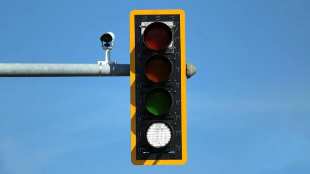 “Ngjyra e katërt” po vjen në semaforët në rrugët e Evropës, si po e ndryshon e bardha trafikun