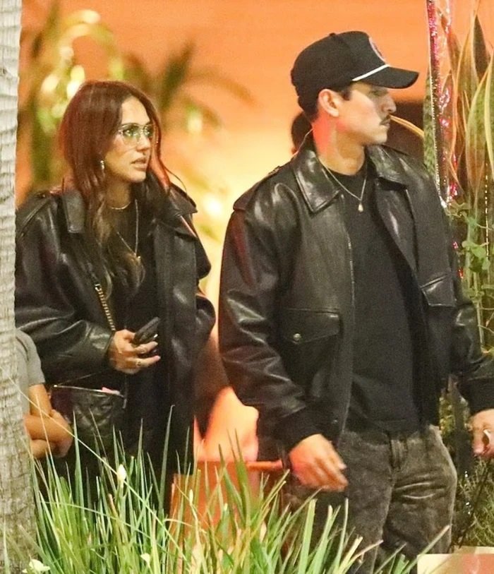 Jessica Alba shfaq romancën me Danny Ramirez në një mbrëmje të ngrohtë familjare