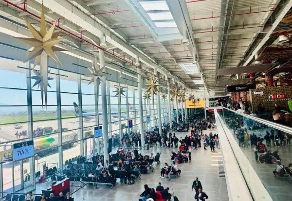 Aeroporti i Tiranës në qendër të vëmendjes së CNN: Sfidon standardet evropiane të kontrollit