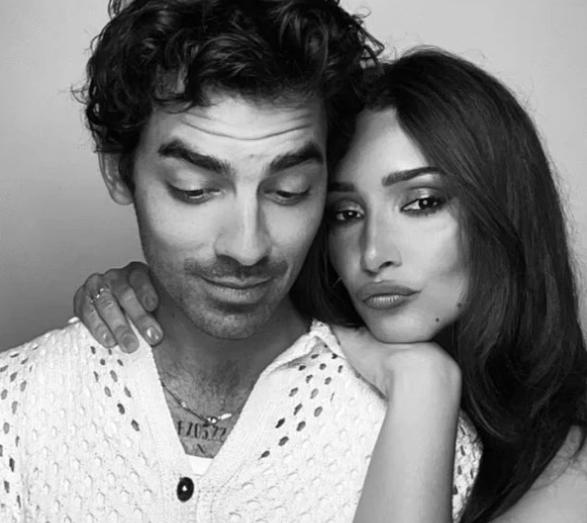 Joe Jonas e bën zyrtare lidhjen e tij në Instagram