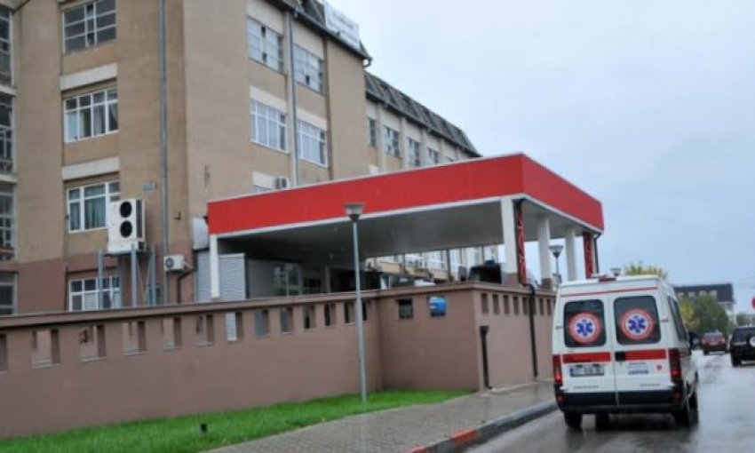 Gjendja e punëtorit që ra nga vinçi është stabile, QKUK jep detaje 