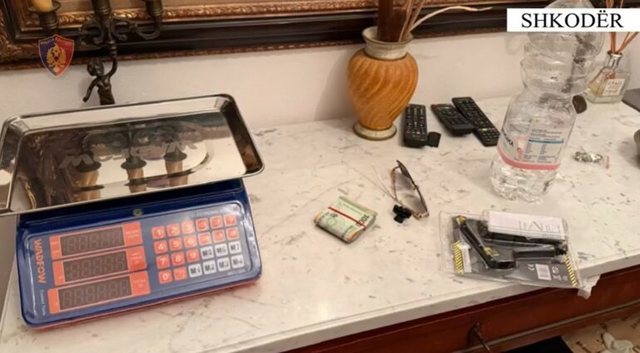 Ambientin e marrë me qira e kishin kthyer në “laborator” droge/ Shkodër, arrestohen 2 persona, në kërkim një tjetër