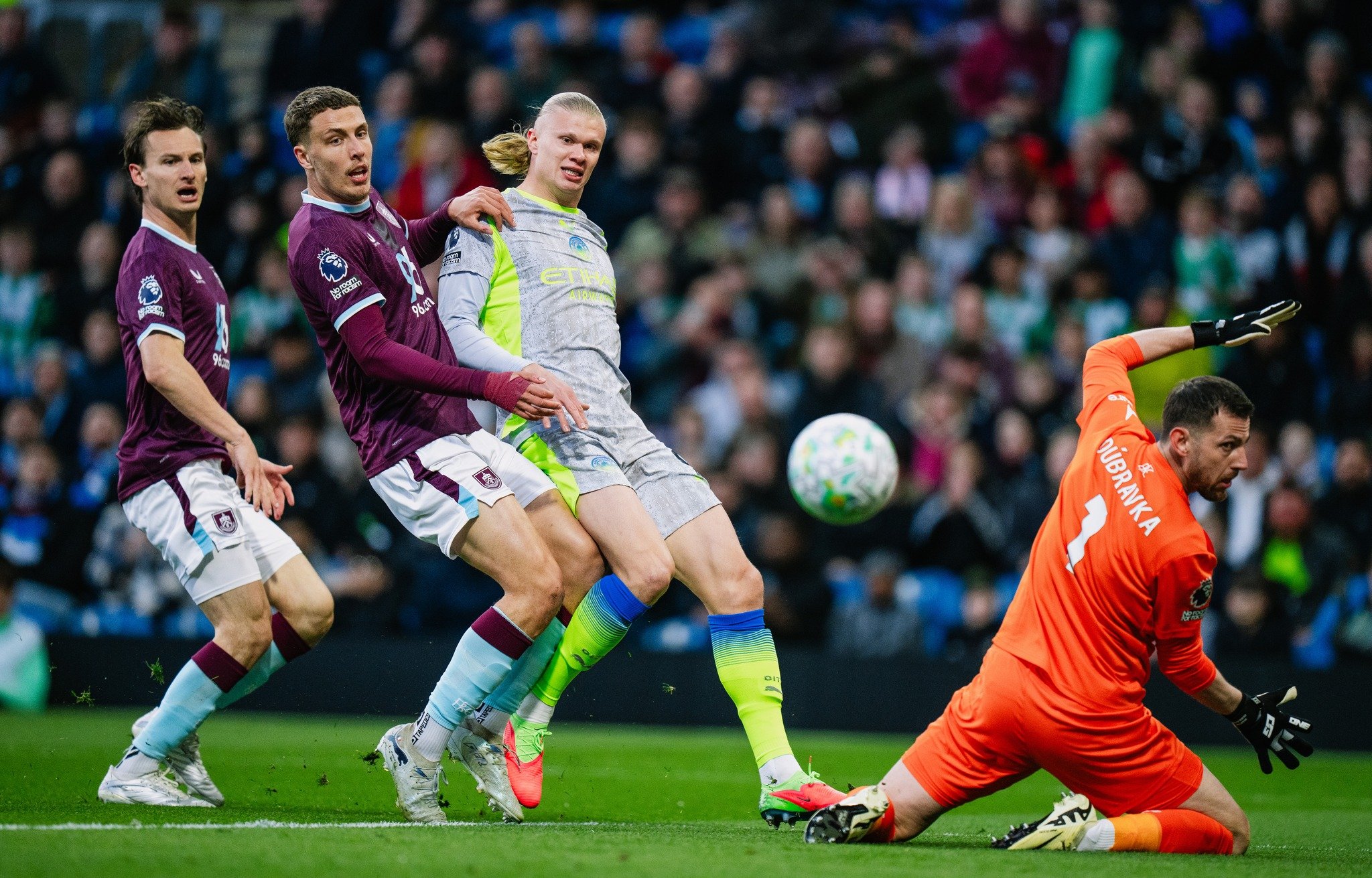 Haaland shënon, Manchester City lider i ri në Premier League