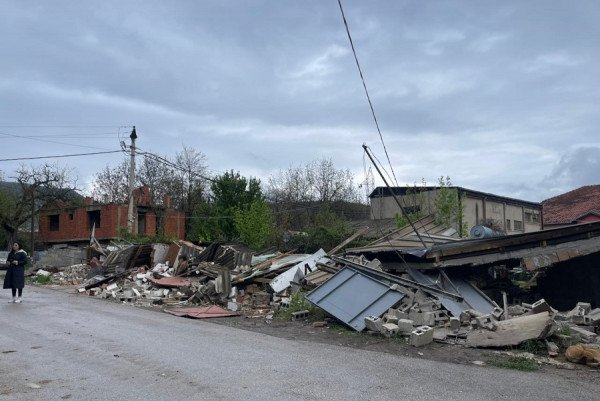 ​Rrënohen dhjetëra objekte të ndërtuara pa leje në zonën afër burgut në veri të Mitrovicë