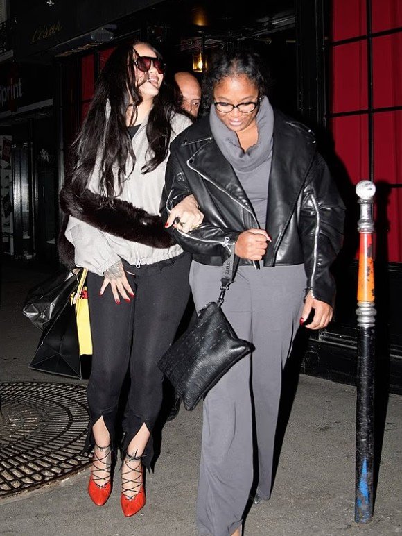 Rihanna qesh dhe mbështetet te një shoqe, pas një nate të çmendur