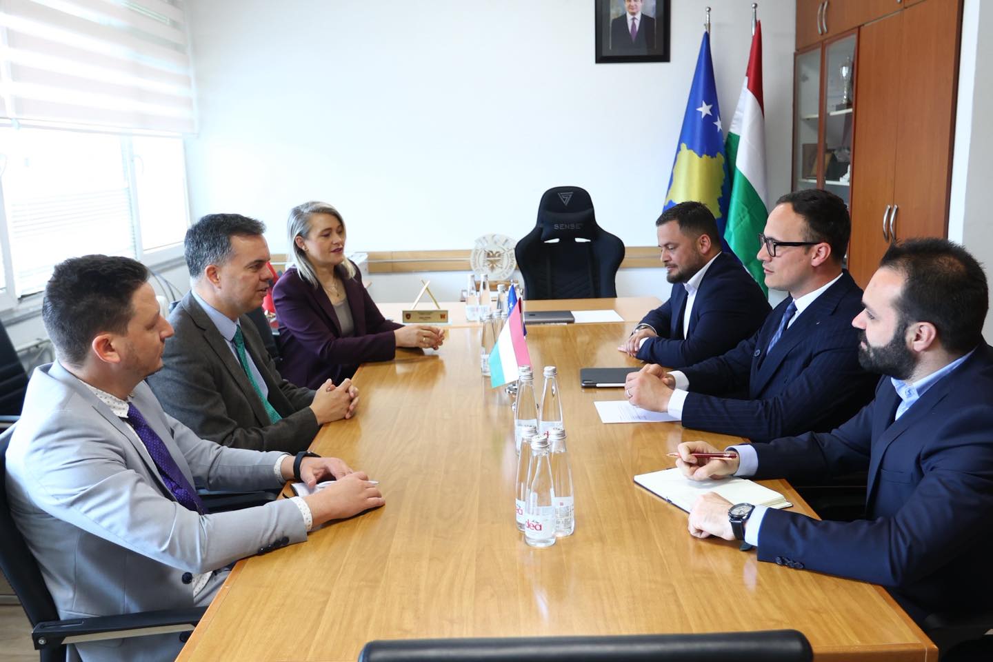 Kryetari Hyseni, priti ambasadorin e Hungarisë në Kosovë Laszlo Istvan Dux, diksutuan për projekte zhvillimore