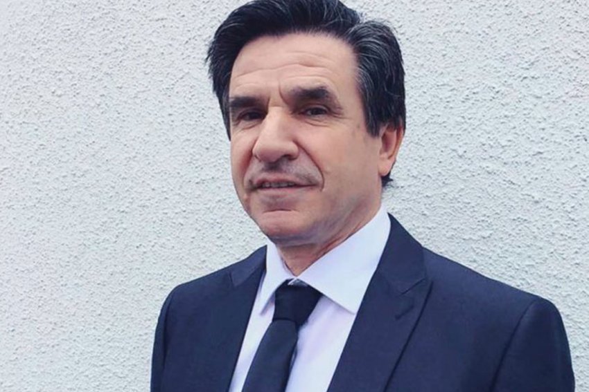 Nënë e mjerë pret n’derë!