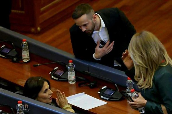 ​Fatos Geci tenton t'i flasë apo t'i kërkojë falje Vlora Çitakut, ajo e injoron 