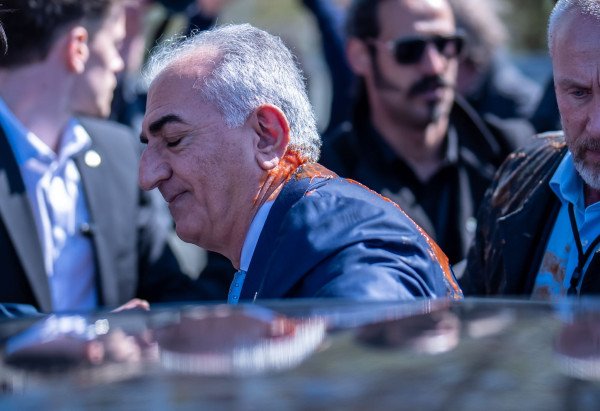 Protestuesi e sulmon me salcë domatesh princin iranian Reza Pahlavin në Berlin