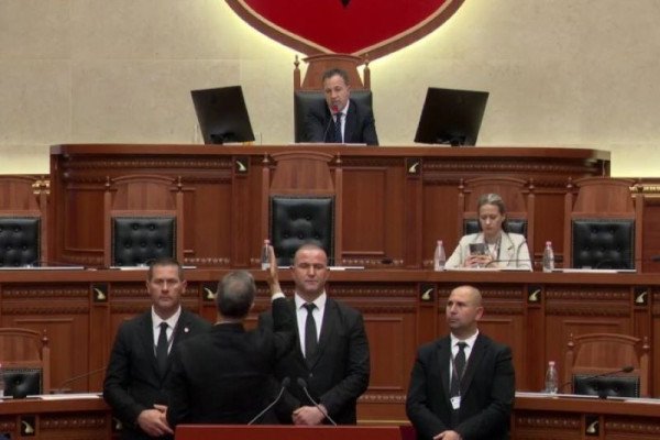 ​Përplasje në Kuvendin e Shqipërisë, përjashtohet Luçiano Boçi nga seanca plenare