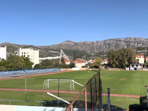 Shembet tribuna në shtetin e rajonit, shmanget tragjedia