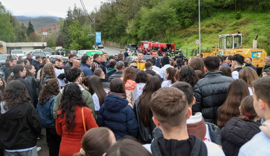 Mbi 700 vullnetarë në aksion pastrimi në Mitrovicë, pastrohen dhjetëra hapësira publike