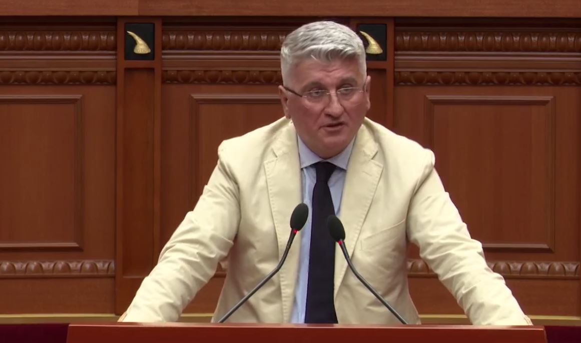 “Rama u përpoq të ngjallte keqardhje për ish-drejtoreshën e AKSHI-t”- Gjekmarkaj në Kuvend: E pastreha me vila e apartamente bashkë me çetën! 