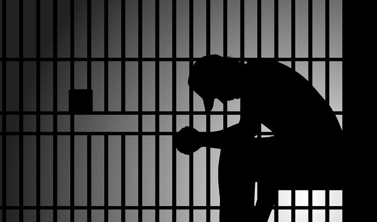 30 ditë paraburgim për zyrtarin e Shërbimit Korrektues – qëlloi me armë zyrtare në Skenderaj, u dorëzua pas arratisjes