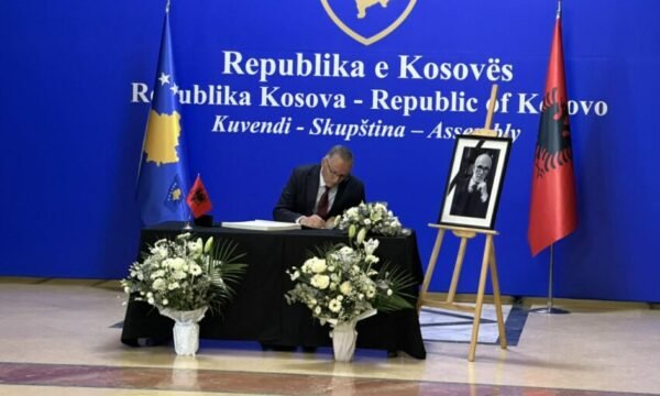 Hamza bashkë me deputetët e PDK-së bëjnë homazhe në nderim të akademikut Rexhep Qosja