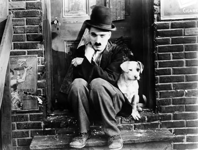 Çfarë na këshillon zëshëm, gjigandi i filmit pa zë, Charlie Chaplin?!