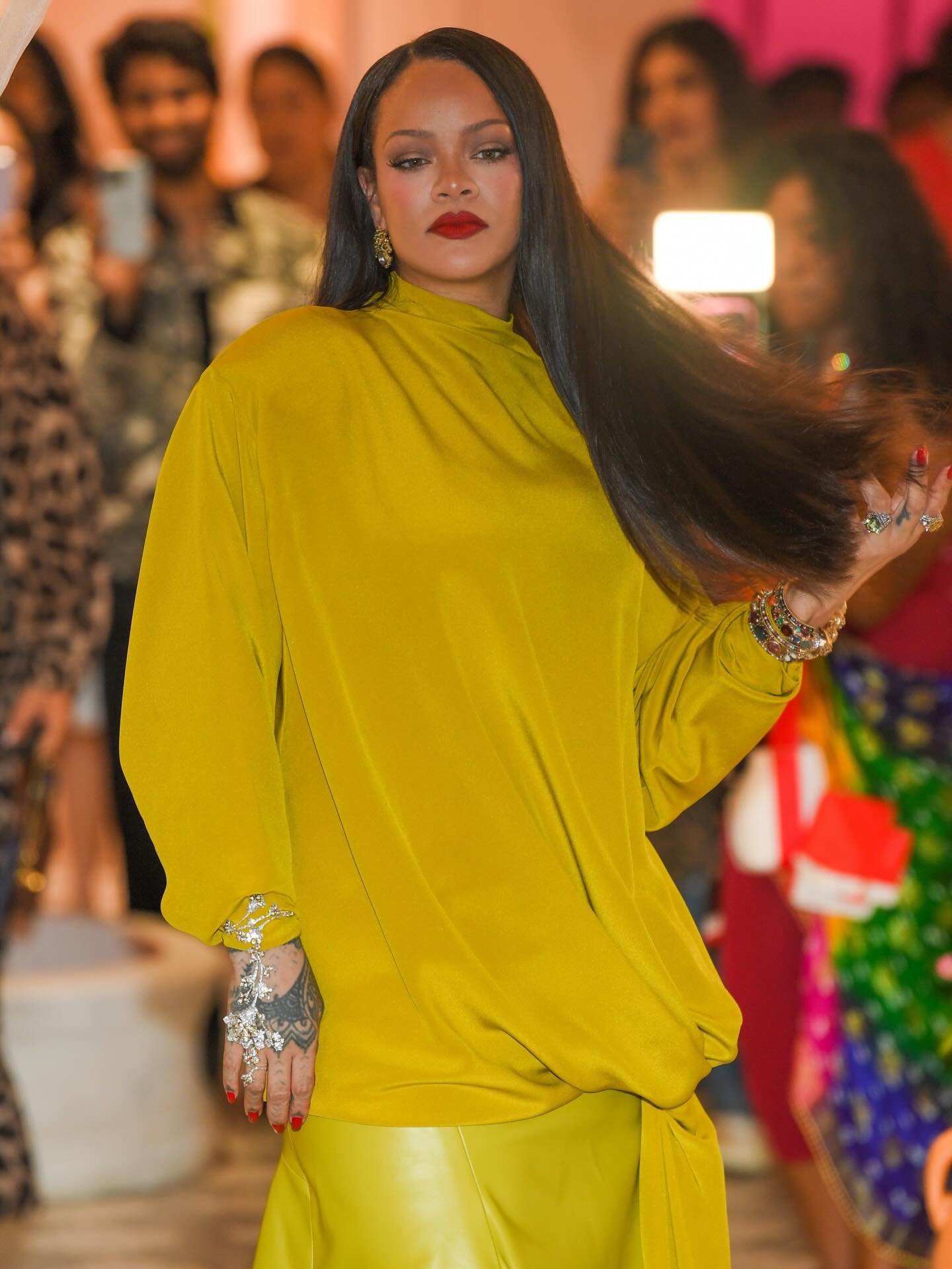 Nga Mugler te Alaia: Rihanna “pushton” Indinë me stil të dyfishtë