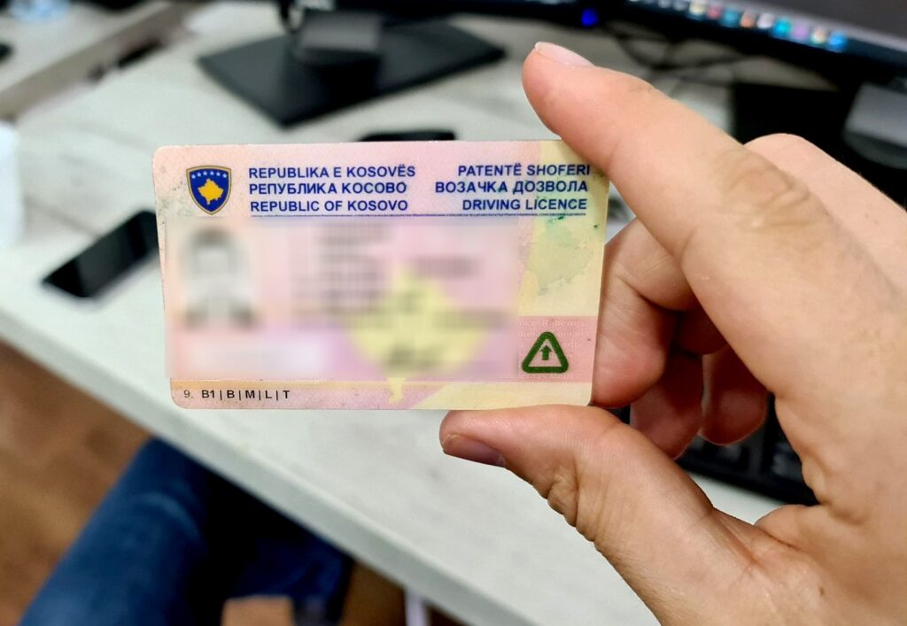 Patentë shoferin e falsifikuar tentoi ta konvertonte, hapet rast ndaj të dyshuarit në Leposaviq
