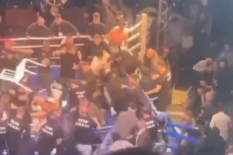 Skandal në boks, publiku futet në ring e përleshje masive! Karrige e grushte 