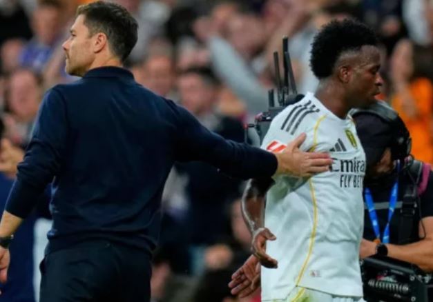 Tensionet në zhveshtore: Si u prish raporti Alonso - Vinicius