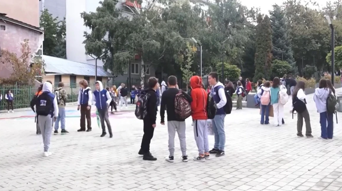 Rreth 4 milionë mungesa të nxënësve në shkollat e Kosovës, ministri Çeku ka një zgjidhje