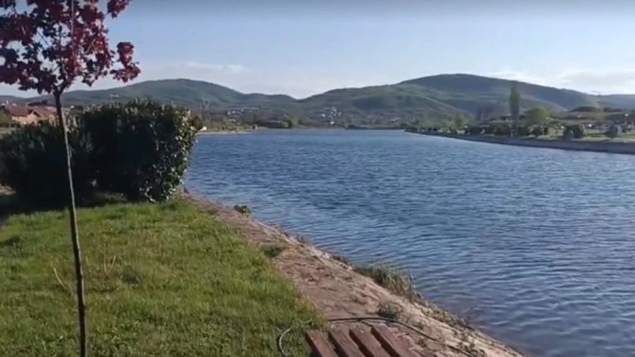 Fëmija bie në Liqenin Akumulues në Mitrovicë, shpëtohet nga një qytetar