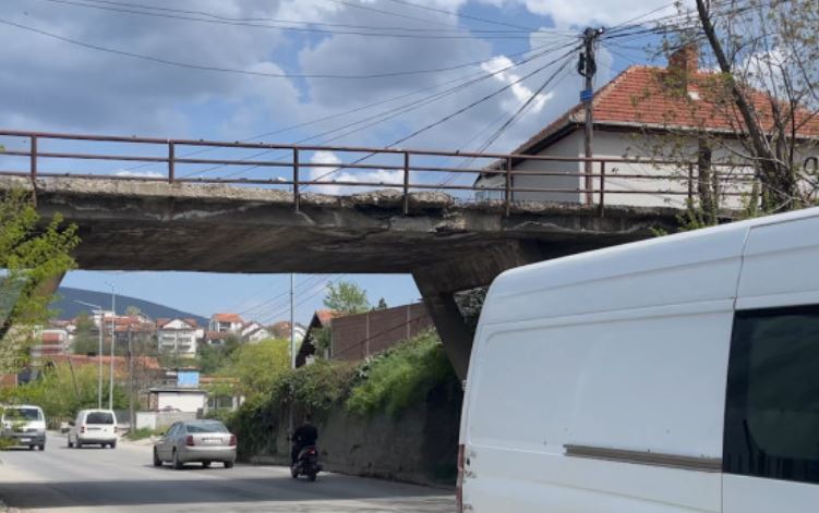 Gjendje alarmante në Urën e Gjakut në Mitrovicë, banorët paralajmërojnë rrezik për kalimtarët