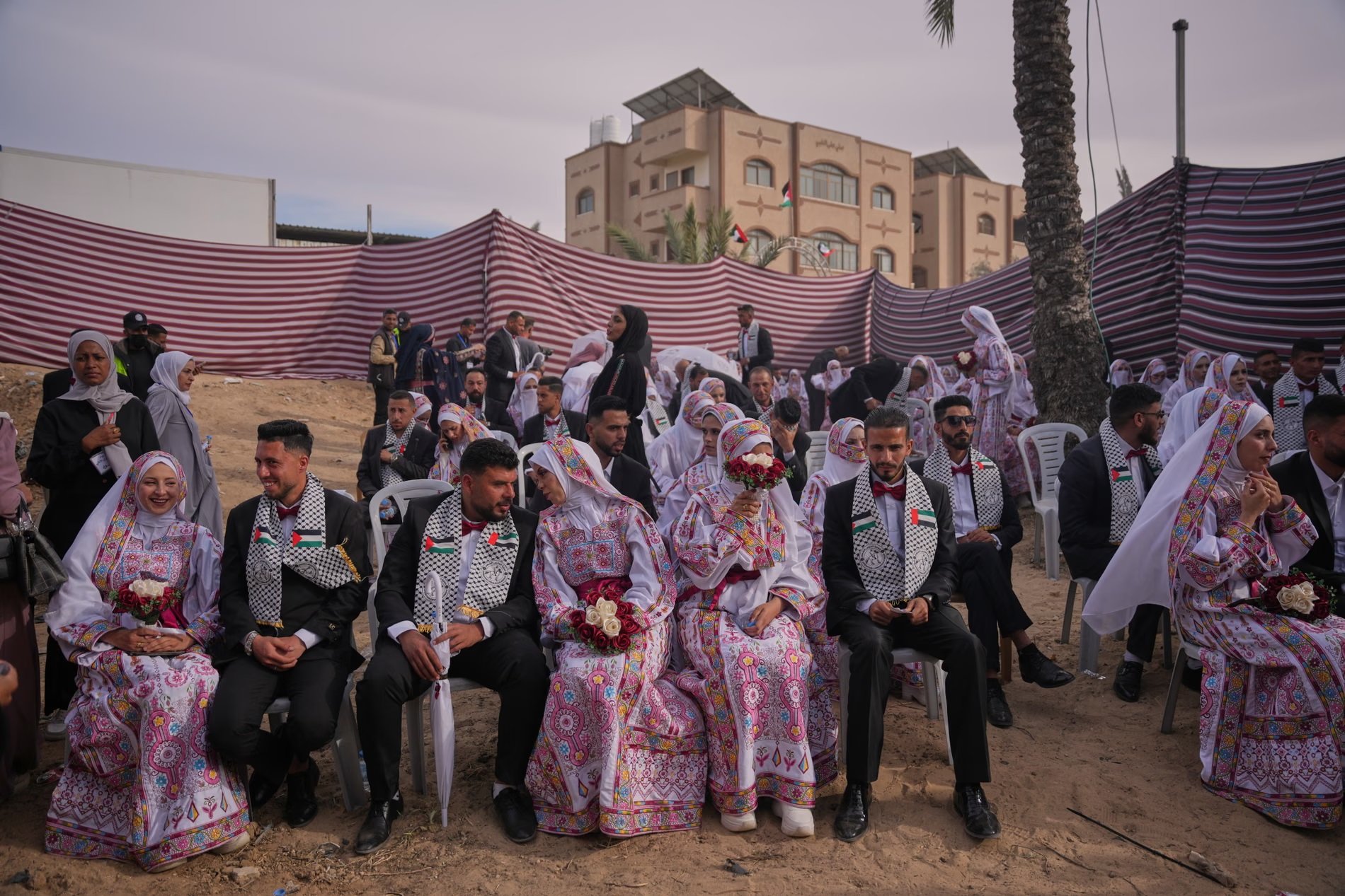 Deir al-Balah, Gaza

&Ccedil;iftet palestineze marrin pjes&euml; n&euml; nj&euml; ceremoni martese masive t&euml; shtun&euml;n

Fotografia: Abdel...